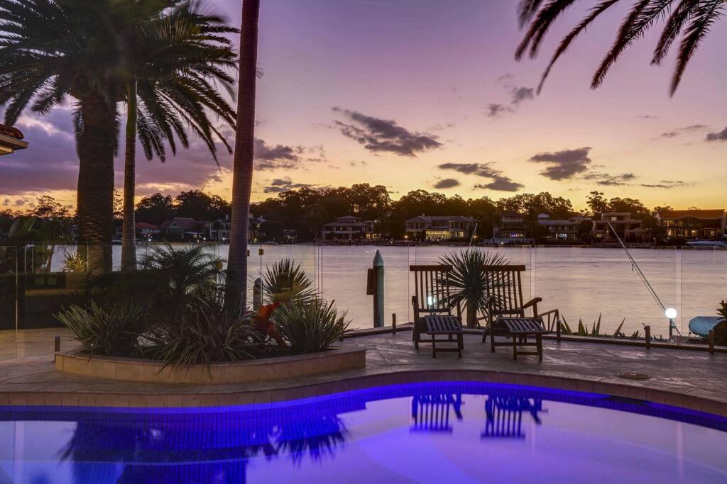 Main River Grandeur Mansion, 5Bed, Pool & Sauna Gold Coast Exterior foto